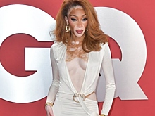 Модель с заболеванием кожи вышла в свет в платье с глубоким декольте