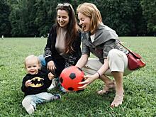 Жанна Эппле провела субботу с футбольным мячом на траве