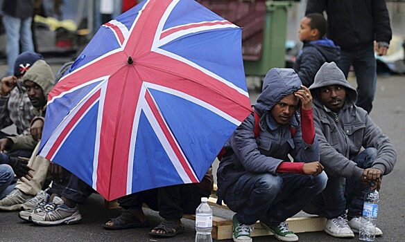 Глава МВД Великобритании заявила, что миграционный кризис в стране вышел из-под контроля