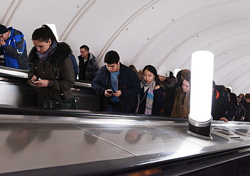 В московском метро с эскалатора упали шесть китайцев