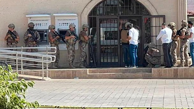 В Анталье вооруженный человек взял в заложники менеджера банка