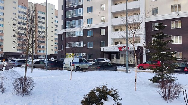 На улице Мира молодой человек погиб при падении с высоты