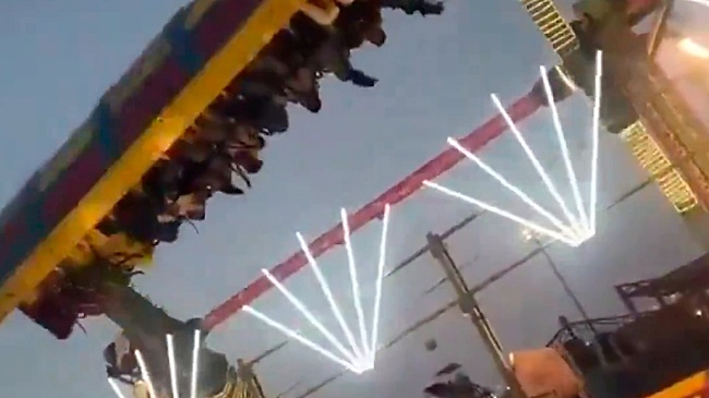 Катастрофа на аттракционе в Индии попала на видео