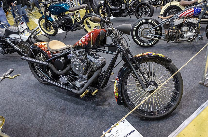 Чоппер Skyride от мастерской Metal Bike: рама-хардтейл, двигатель Harley Davidson Evolution 1340 и очаровательная окраска в духе жостовской лаковой росписи