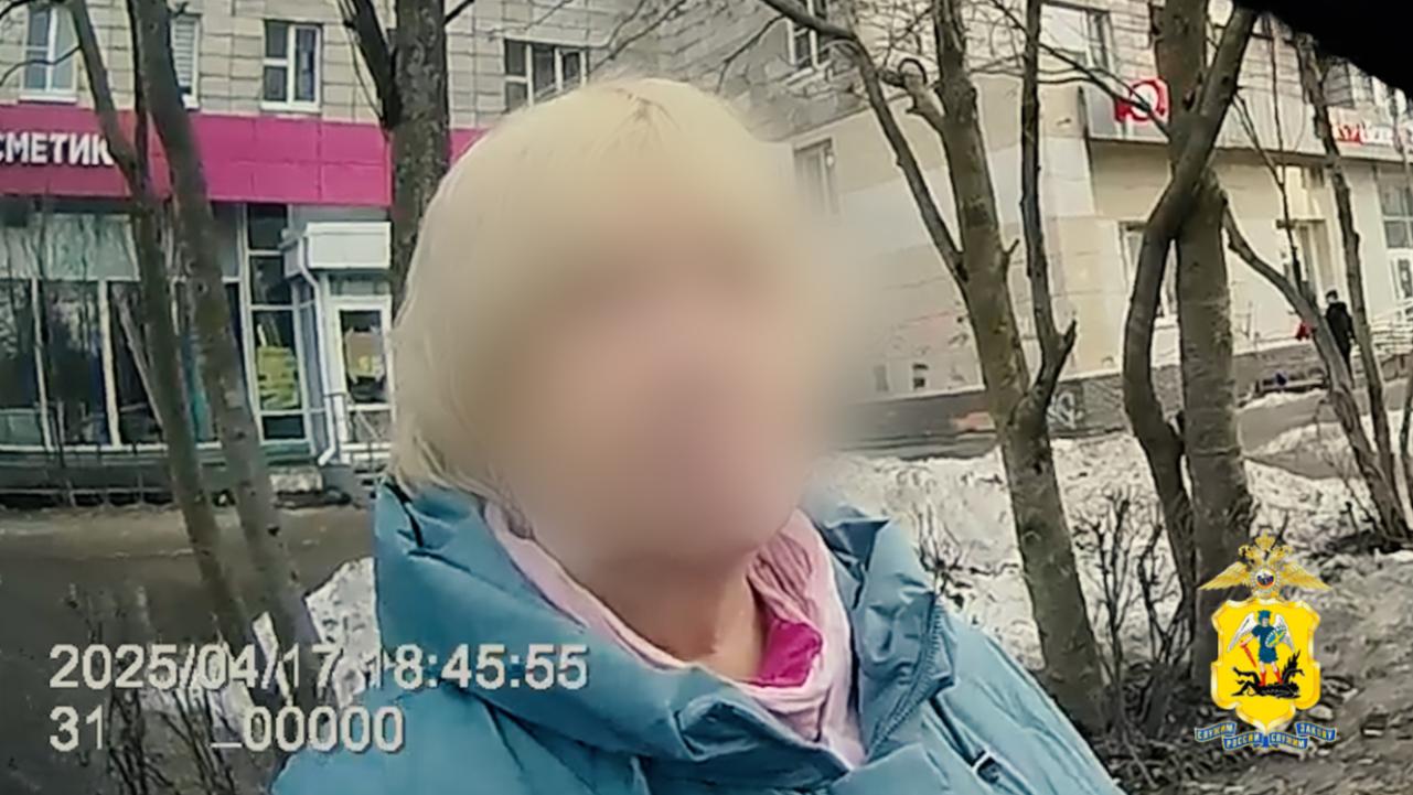 Бдительный полицейский помог обманутой аферистами пенсионерке из Архангельска сохранить свои деньги