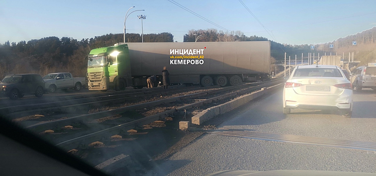 Фура вылетела на рельсы на мосту в Кемерове