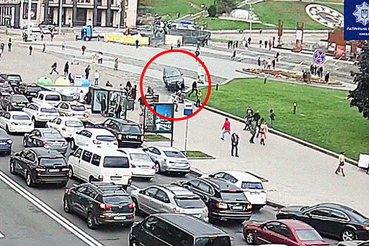 Водитель въехал в толпу людей в центре Киева