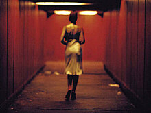 Девушка ночью гуляет одна