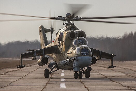 Со дна озера на Камчатке подняли вертолёт Ми-8
