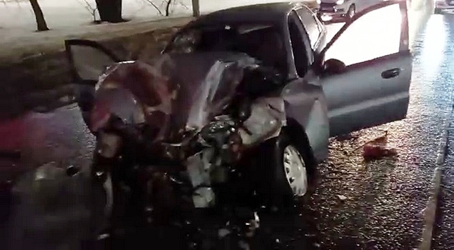 Chevrolet врезался в погрузчик в Нижнем Новгороде: пострадали два человека