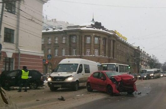 В Орле в ДТП на перекрестке пострадали два человека