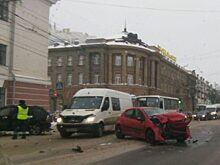 В Орле в ДТП на перекрестке пострадали два человека