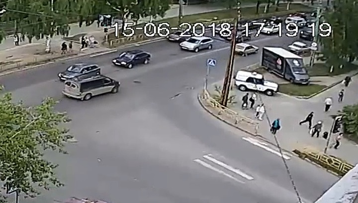 Фургон без водителя насмерть сбил пешехода в Петрозаводске. Видео
