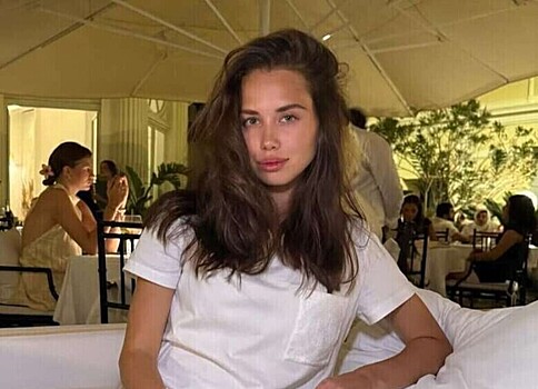 Аврора Киба показала себя в облегающем «космическом» купальнике