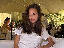 Аврора Киба показала себя в облегающем «космическом» купальнике