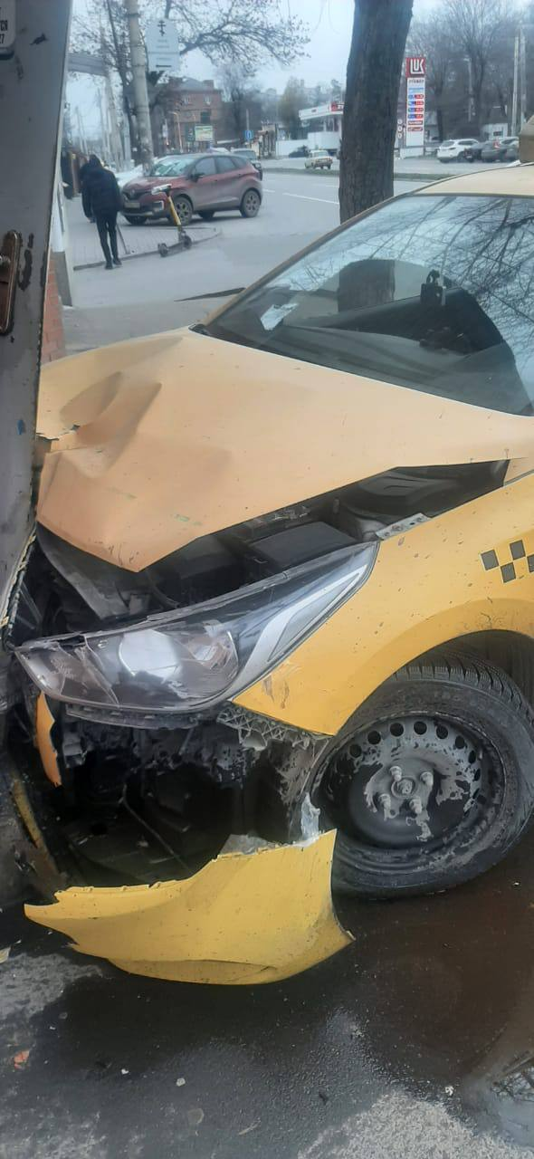 В Ростове машина такси влетела в кирпичное здание, пострадала пассажирка