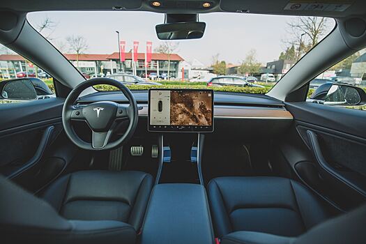 В машинах Tesla можно будет смотреть YouTube и Netflix