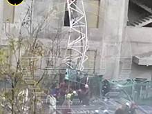 25-метровый башенный кран с рабочим внутри рухнул в Москве и попал на видео