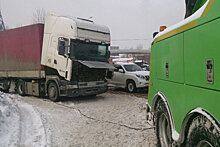 В Москве дорожные службы выдернули из сугробов более 130 автомобилей