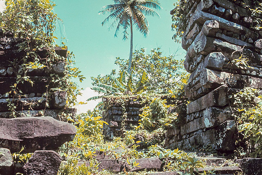 Нан Мадол, древний город, расположенный на вершине кораллового рифа. Нан Мадол известен примерно с 1200 года н. э. и существовал около 400 лет, пока воин-герой по имени Исокелекель не сверг правящую династию, что привело к разрушению города.