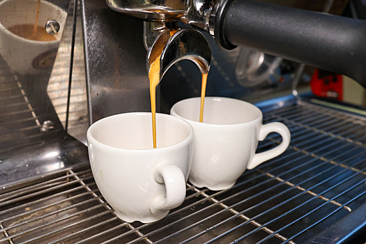 Стоматолог назвал приводящие к пожелтению зубов продукты и привычки