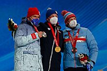 Нисканен радовался золоту, Большунов демонстрировал серебряную медаль. Фото награждения