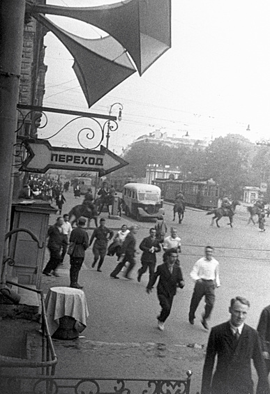 Воздушная тревога в Ленинграде в первые дни войны (июнь 1941).