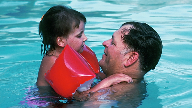 Назван способ научить ребенка плавать за 45 минут