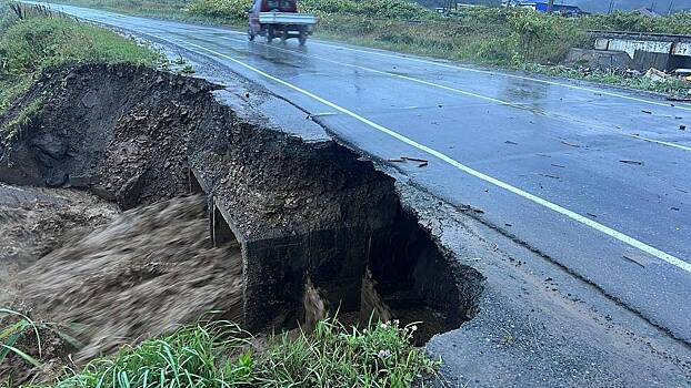 В российском регионе из-за ливней на автодорогу сошел сель