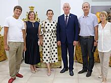 Андрей Брик вручил организаторам выставки старинных самоваров благодарности Думы города Владивостока