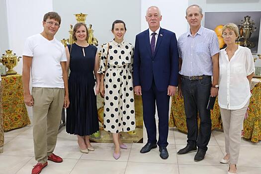 Андрей Брик вручил организаторам выставки старинных самоваров благодарности Думы города Владивостока
