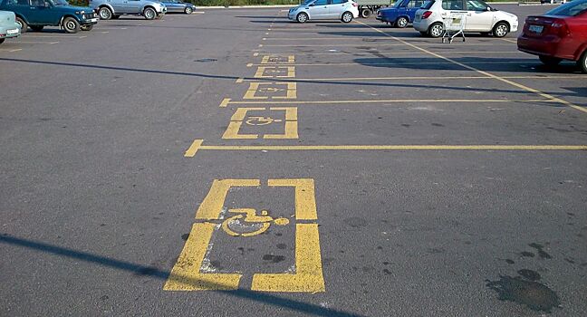 Водителям-инвалидам в России дадут свободу в выборе места на парковке