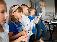 Омским школьникам предложили выучить песню со словами «из теста бомбы делаю я»