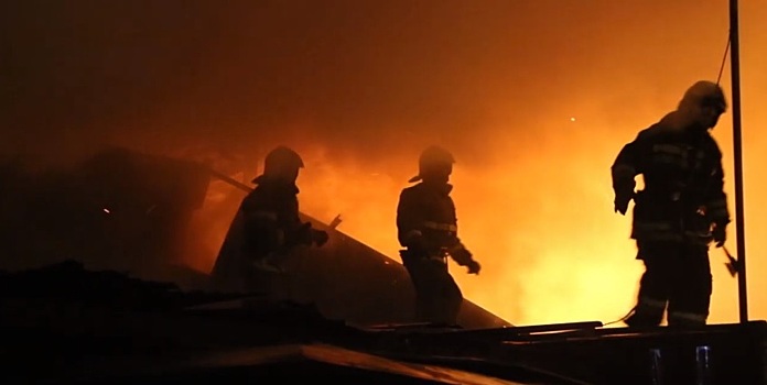Огненный петух: автомобиль загорелся ночью во Владивостоке