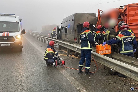 Шесть машин столкнулись из-за тумана на трассе в Саратовской области