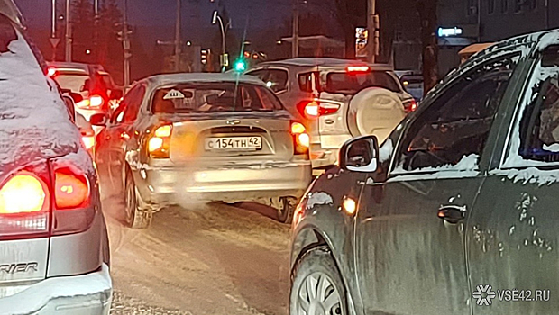 Сломавшаяся по середине Кемерова машина сковала движение
