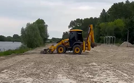 В Рязани в Лесопарке убирают берег Орехового озера