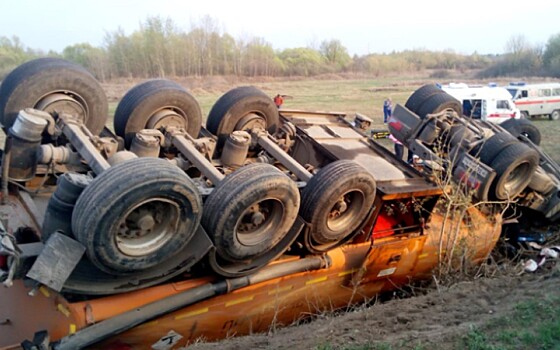 В Старожиловском районе перевернулся бензовоз, водитель пострадал