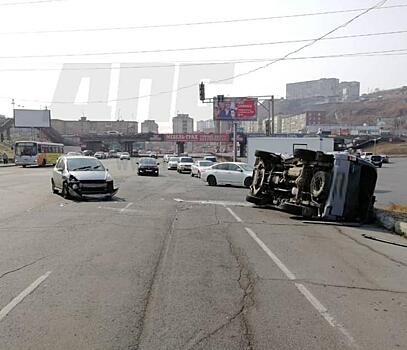 Во Владивостоке Mitsubishi Delica «не устояла» перед Honda Fit