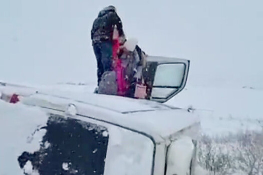 Пассажирский автобус с людьми упал с перевала в Магаданской области