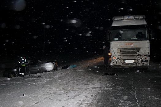 В Оренбуржье грузовик протаранил автомобиль: есть погибшие