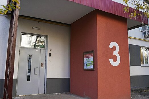 Новые двери установили в подъездах жилых домов в Роговском