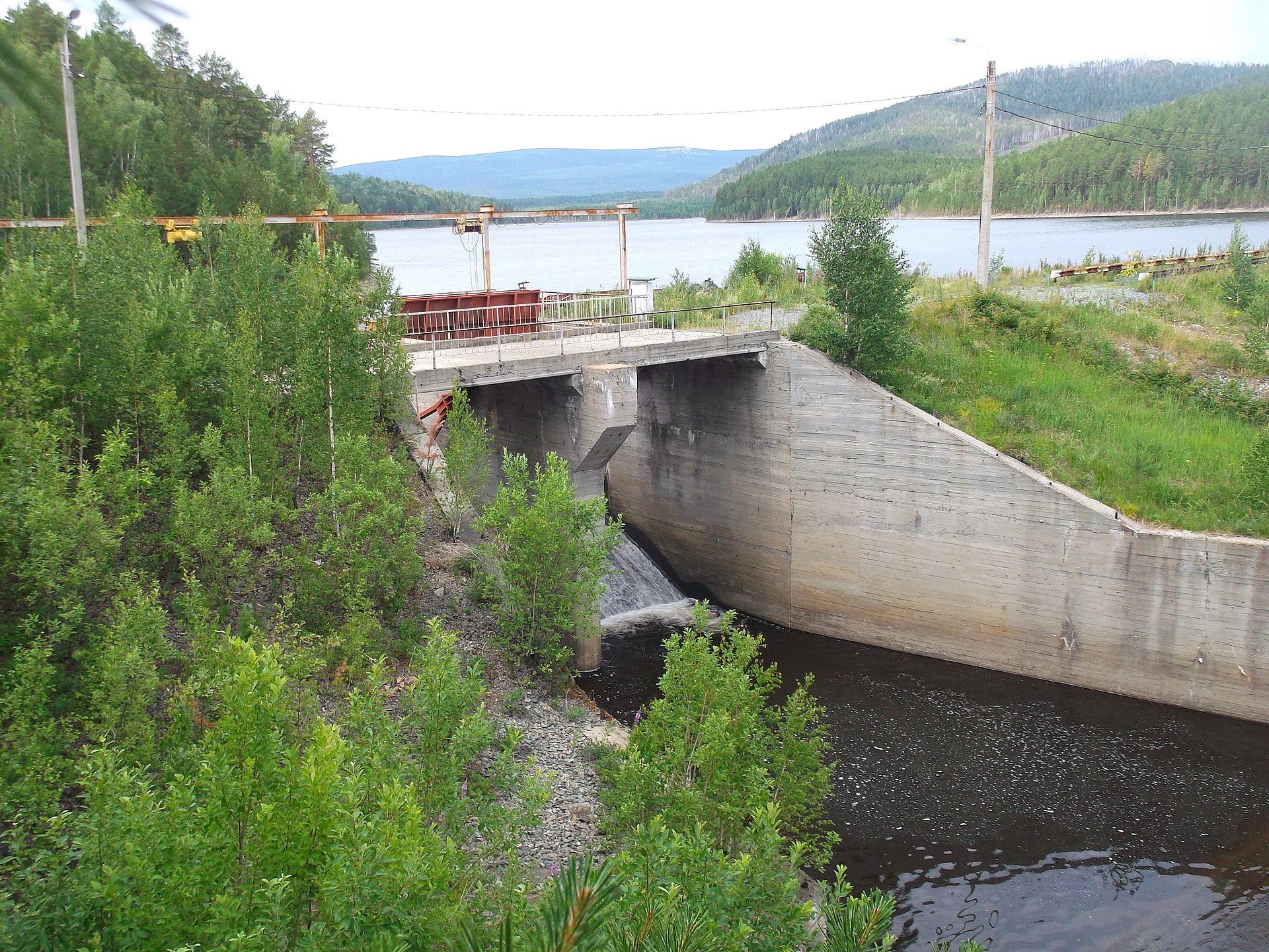 СМИ: в Челябинске прорвало дамбу на Киалимском водохранилище