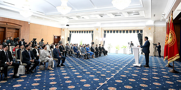 Садыр Жапаров поздравил кыргызских борцов с триумфальным выступлением на ЧМ