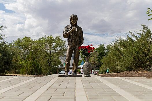 В Элисте открыт памятник Виктору Цою в честь 60-летия со дня рождения музыканта