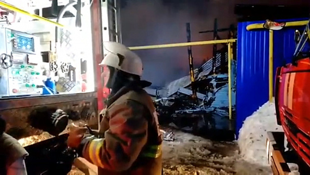 Запах гари на 2 км: крупный пожар вспыхнул в Железнодорожном районе Самары