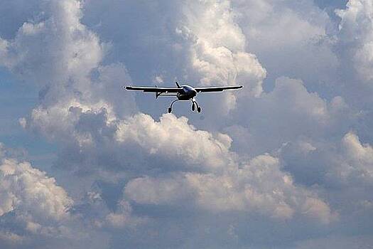 Беспилотник врезался в жилую многоэтажку в российском городе