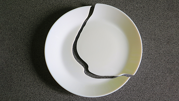 Кто должен возмещать ущерб, если вы разбили посуду в ресторане