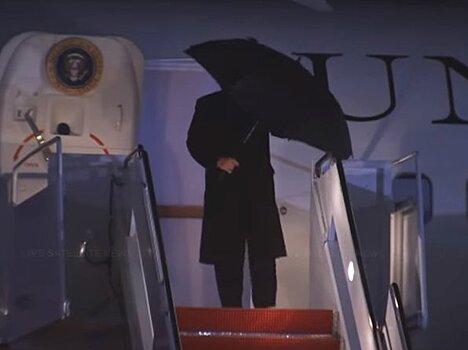 Трамп проиграл "схватку" с зонтом
