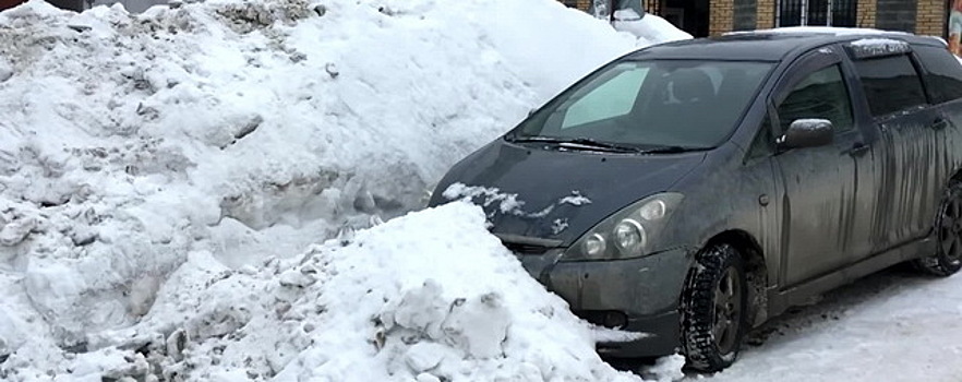 В Новосибирске солдаты «по приказу» закидали снегом автомобиль блогера